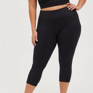 Torrid Performance Lite Capri Active Black Legging
